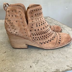 Sofft women’s booties. Tan size 9.5
